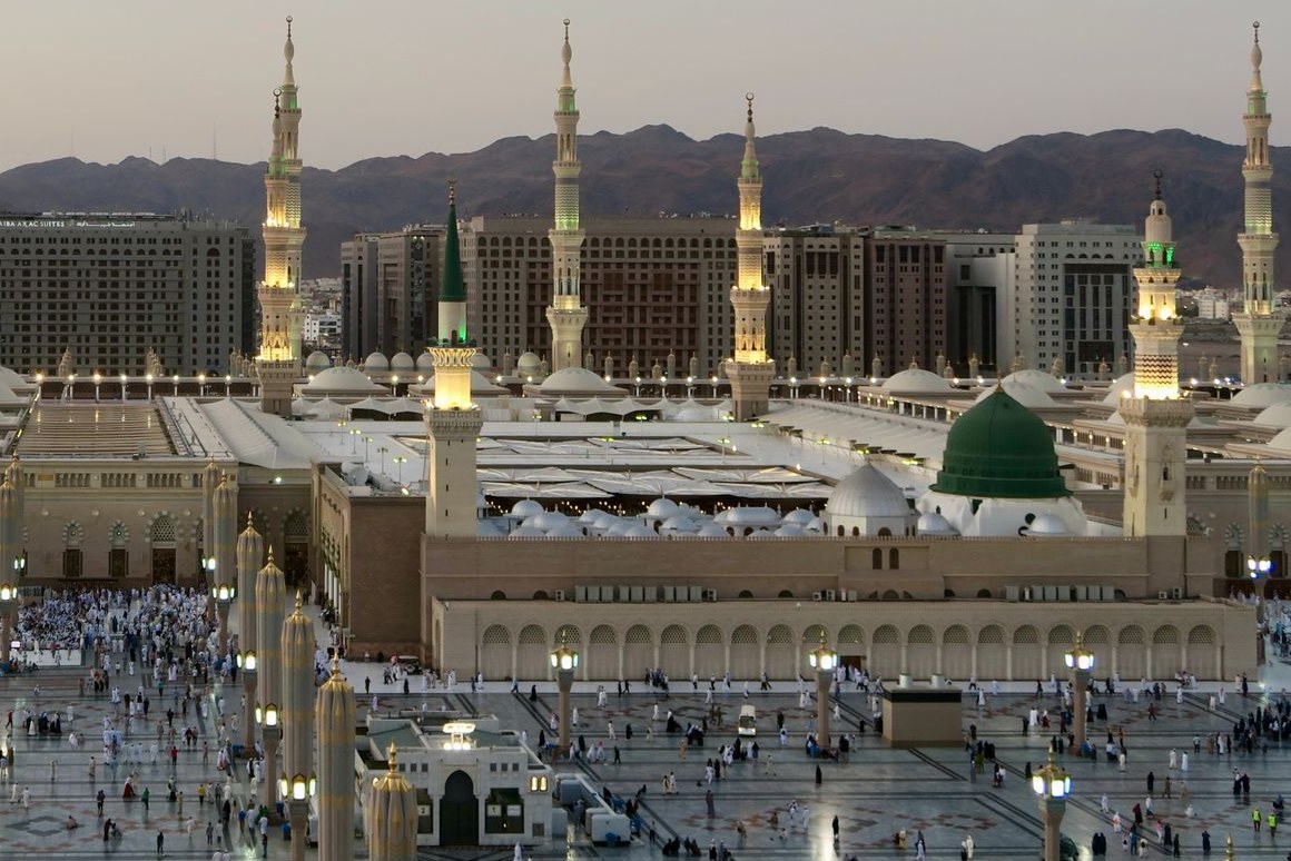 La mosquée du Prophète à Médine et son dôme vert, au crépuscule